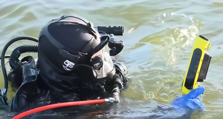 Diver with AquaEye pro